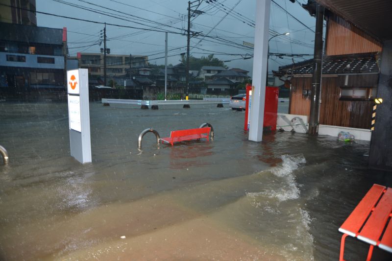 「時によりすぐれば民の嘆きなり 八大龍王 雨やめたまへ」
