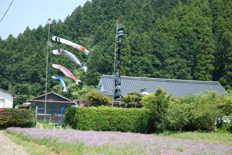 『向こう三軒両隣』・　『遠い親戚より　近くの他人』